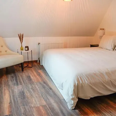 Familiale Avec Jardin Au Centre De *