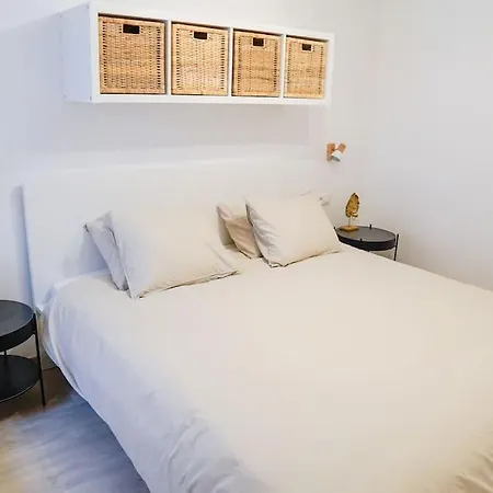 Familiale Avec Jardin Au Centre De *