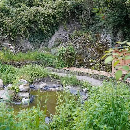 Familiale Avec Jardin Au Centre De *