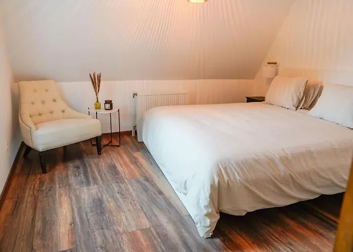 Familiale Avec Jardin Au Centre De *