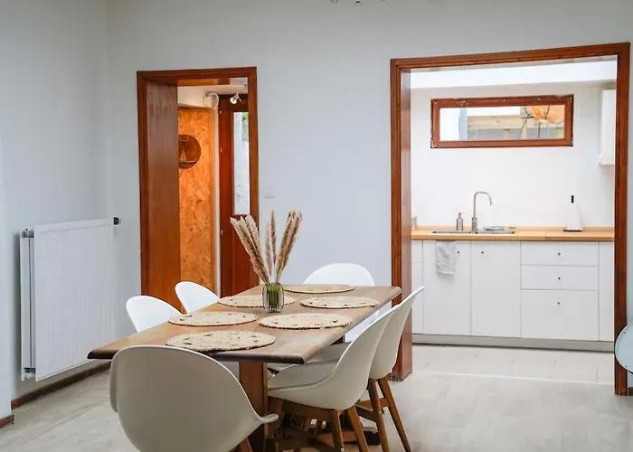 Familiale Avec Jardin Au Centre De * Dinant