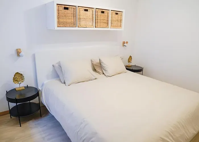 Familiale Avec Jardin Au Centre De *