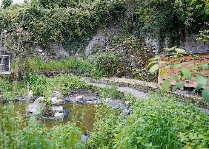 Familiale Avec Jardin Au Centre De *